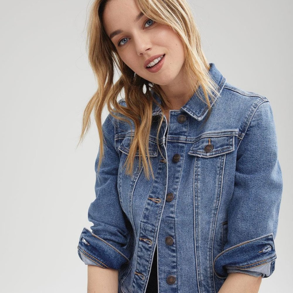 RW&Co Classic Blue Denim Jacket in Medium Blue Wash